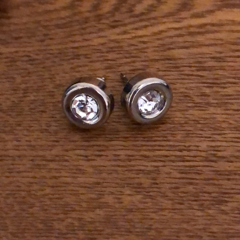 FREE w/ purchase 🩶 NEW Silver Coloured Stud Earrings